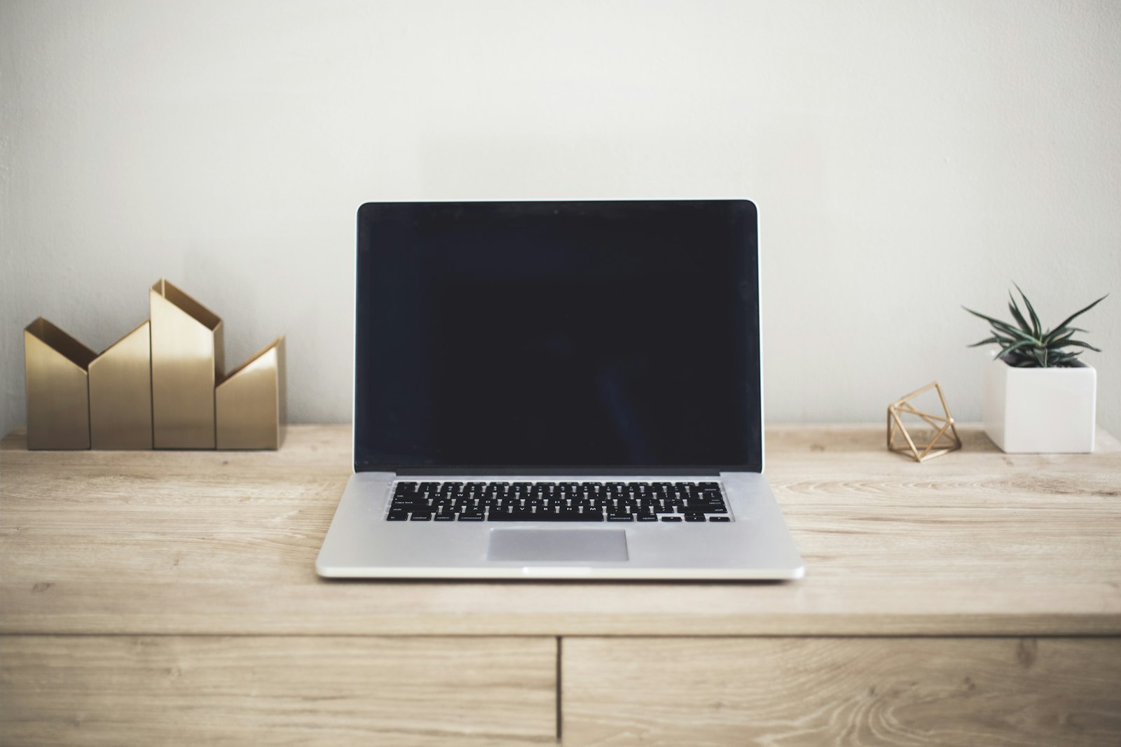 Bureau épuré avec un ordinateur portable ouvert, prêt à travailler