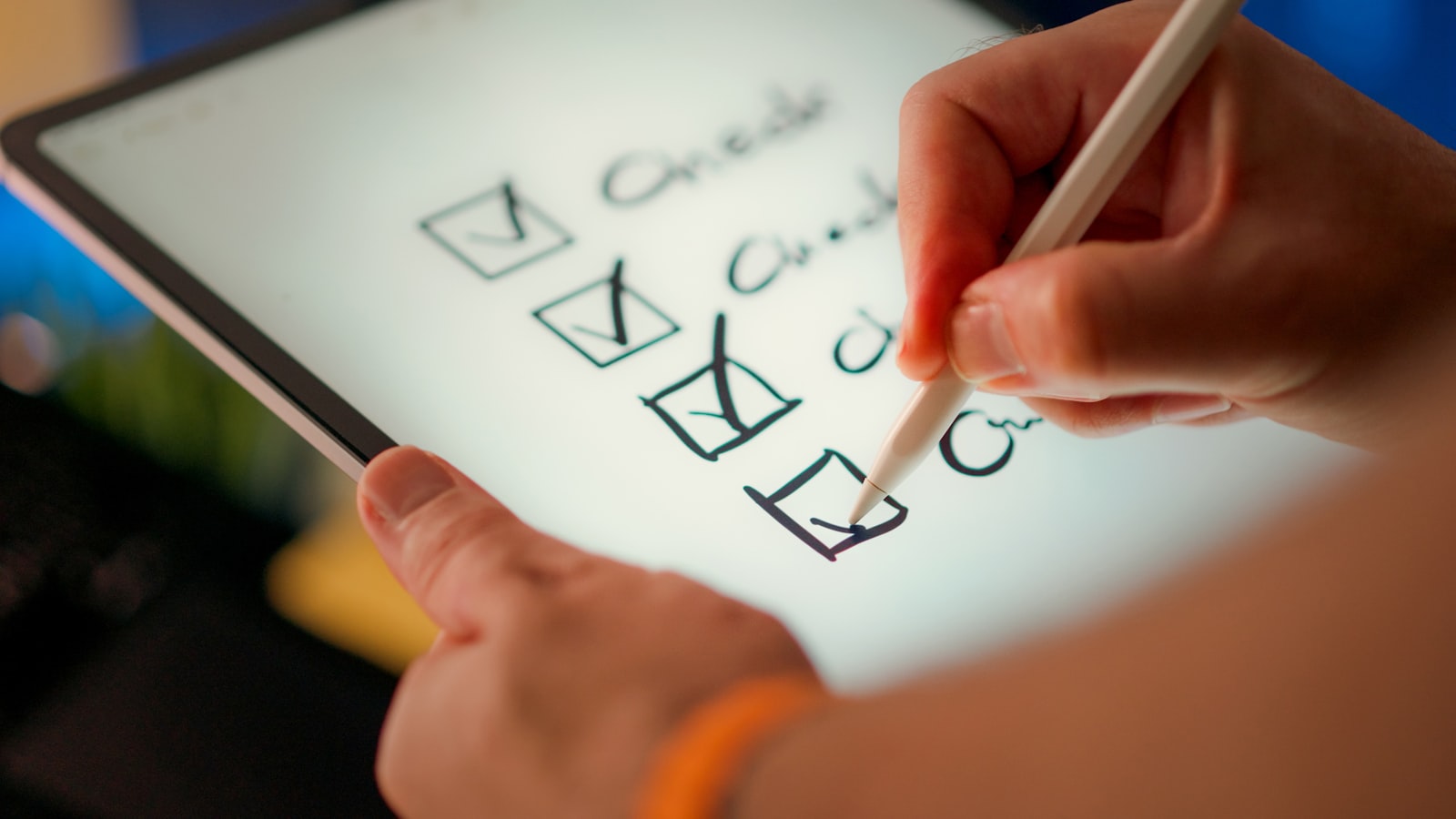 Main cochant les cases d'une liste de contrôle sur une tablette