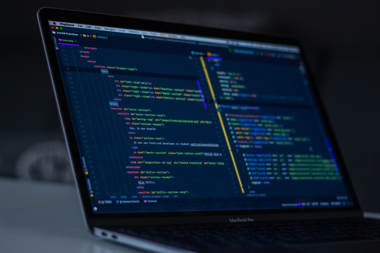 Écran d'ordinateur affichant du code source dans un éditeur